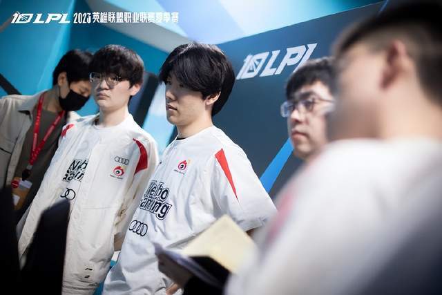 用身体卡住 用身体卡住